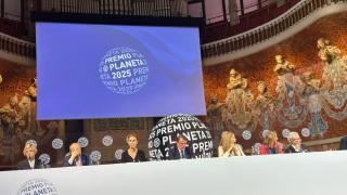 El presidente del Grupo Planeta, José Crehueras, en el centro, junto a los miembros del jurado del premio literario