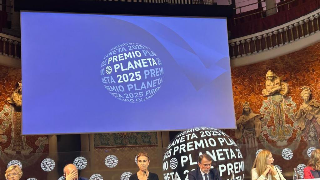 El presidente del Grupo Planeta, José Crehueras, en el centro, junto a los miembros del jurado del premio literario