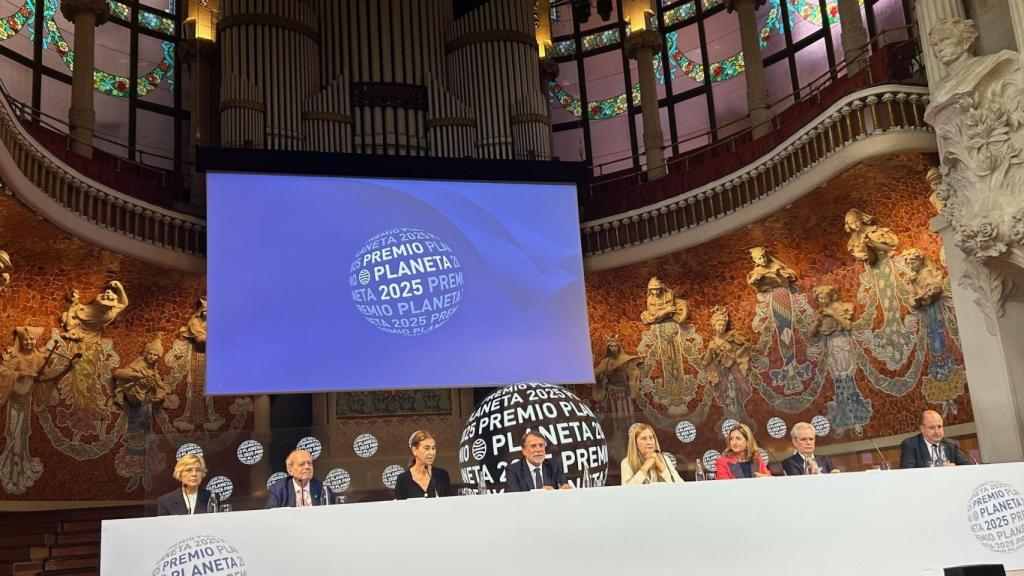 Miembros del jurado del Premio Planeta, con José Crehueras en el centro, en el Palau de la Música