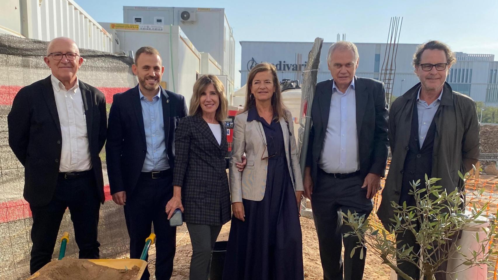 Imagen de la plantación del árbol con motivo del inicio de las obras de la residencia de estudiantes de Emerige