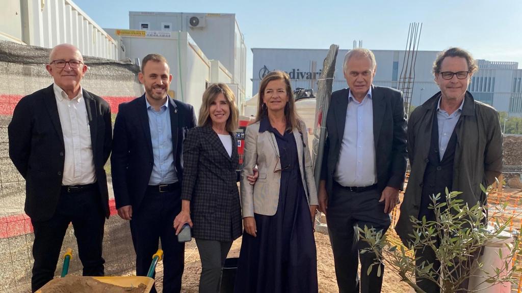 Imagen de la plantación del árbol con motivo del inicio de las obras de la residencia de estudiantes de Emerige