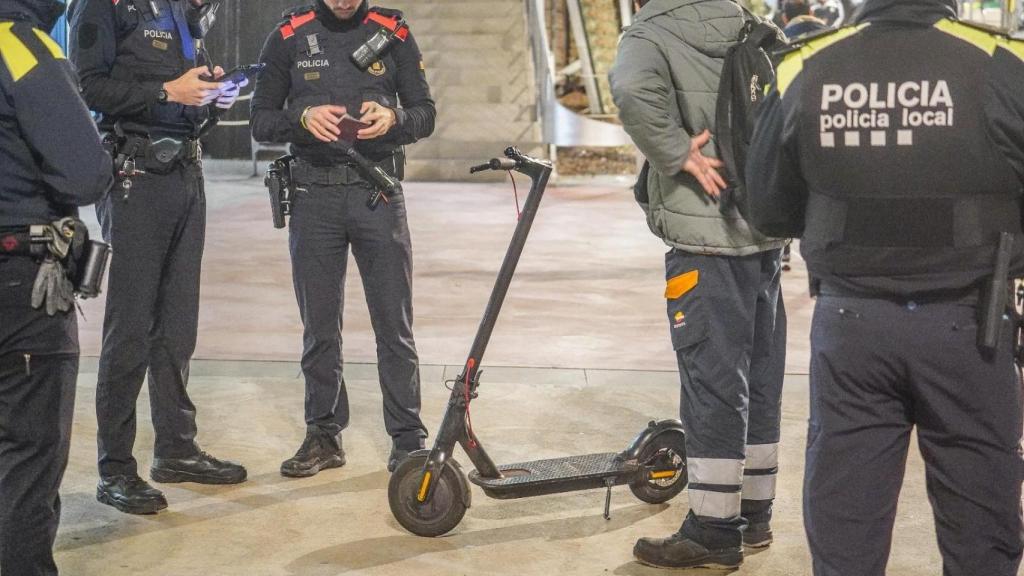 La Policía Local d'Esplugues denuncia a usuarios de patinetes eléctricos
