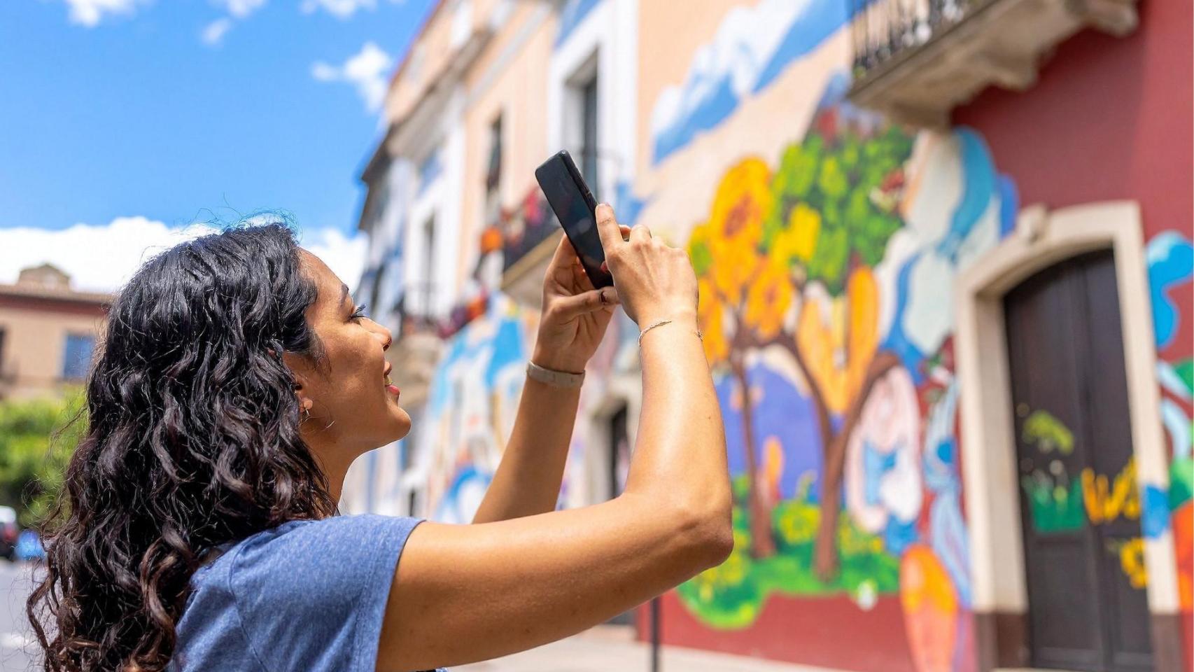 Persona fotografiando un mural