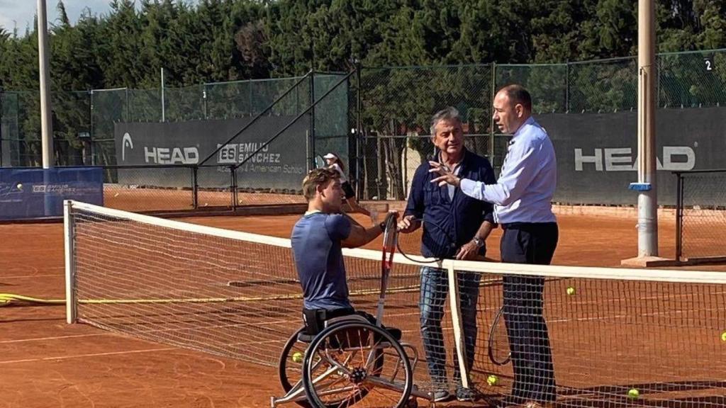 De esquerra a dreta: Niels Van Dick, Emilio Sánchez Vicario i Berni Álvarez