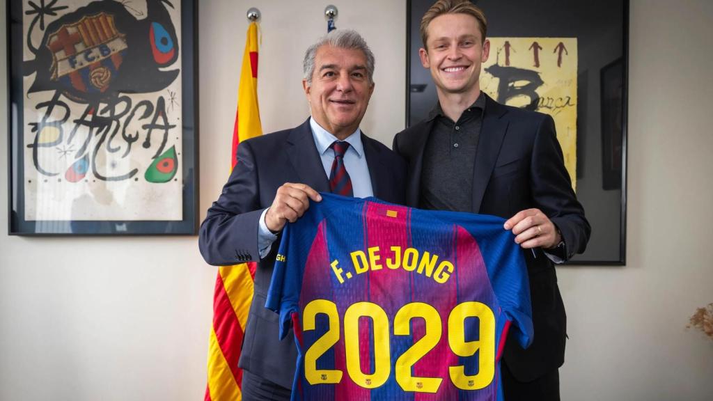 Frenkie de Jong posa junto a Joan Laporta tras renovar con el Barça hasta 2029