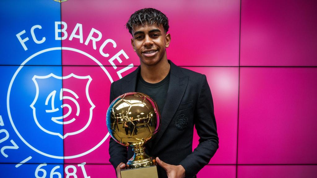 Lamine Yamal posa con el Trofeo Golden Boy ganado en 2024