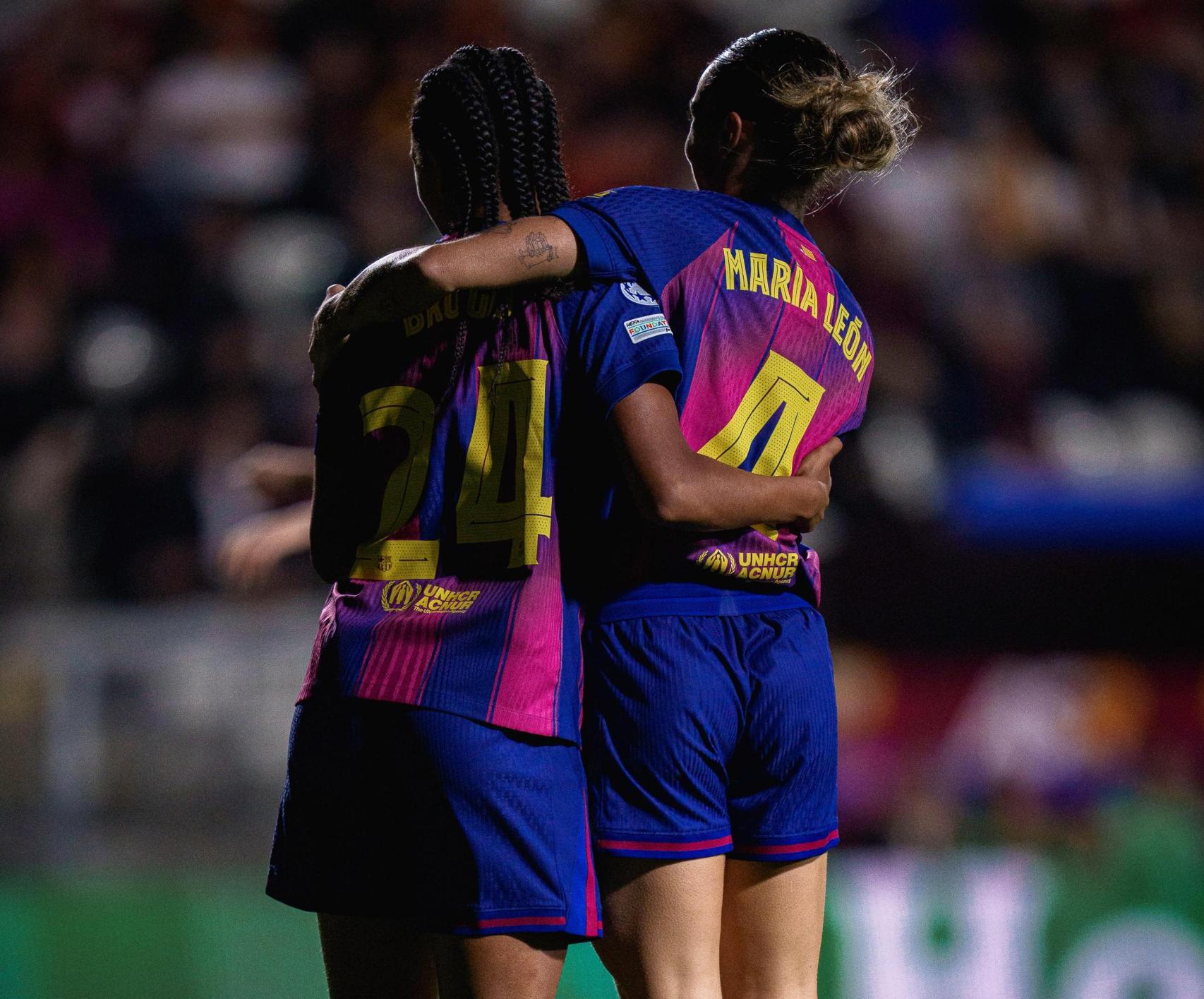 Mapi León felicita a Esmee Brugts por su gol en el Roma-Barça Femenino de la Champions League