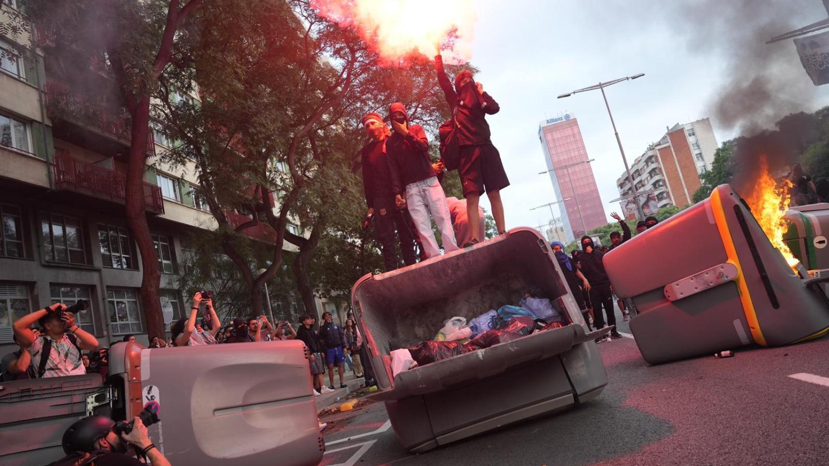 Manifestantes haciendo una barricada con los contenedores