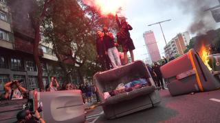Manifestantes haciendo una barricada con los contenedores