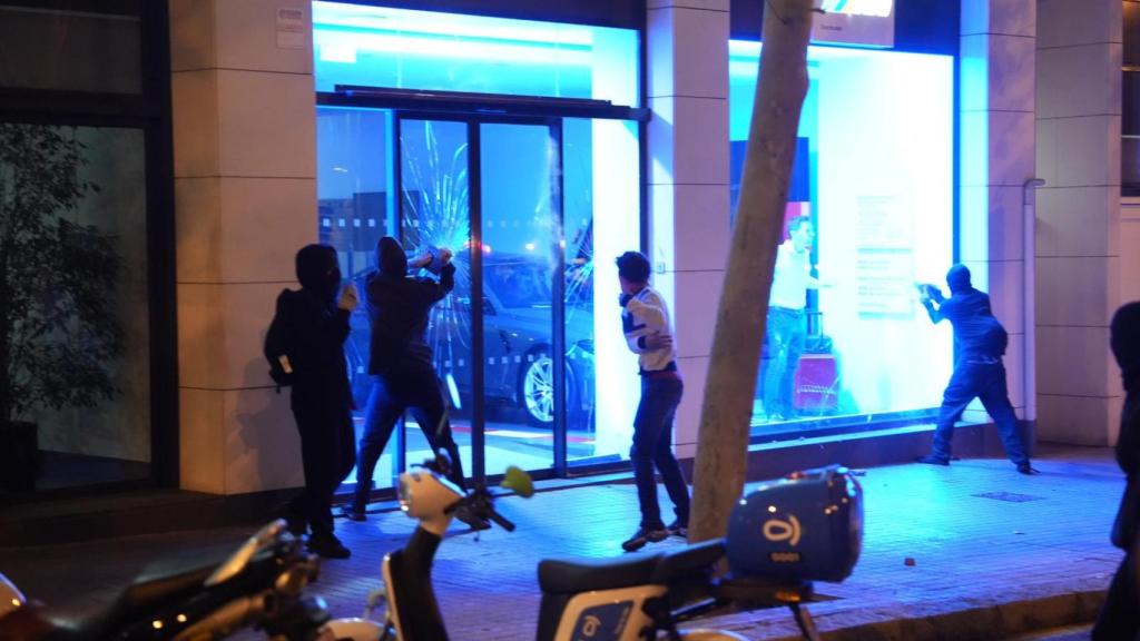 Manifestantes cargando contra la empresa BMW