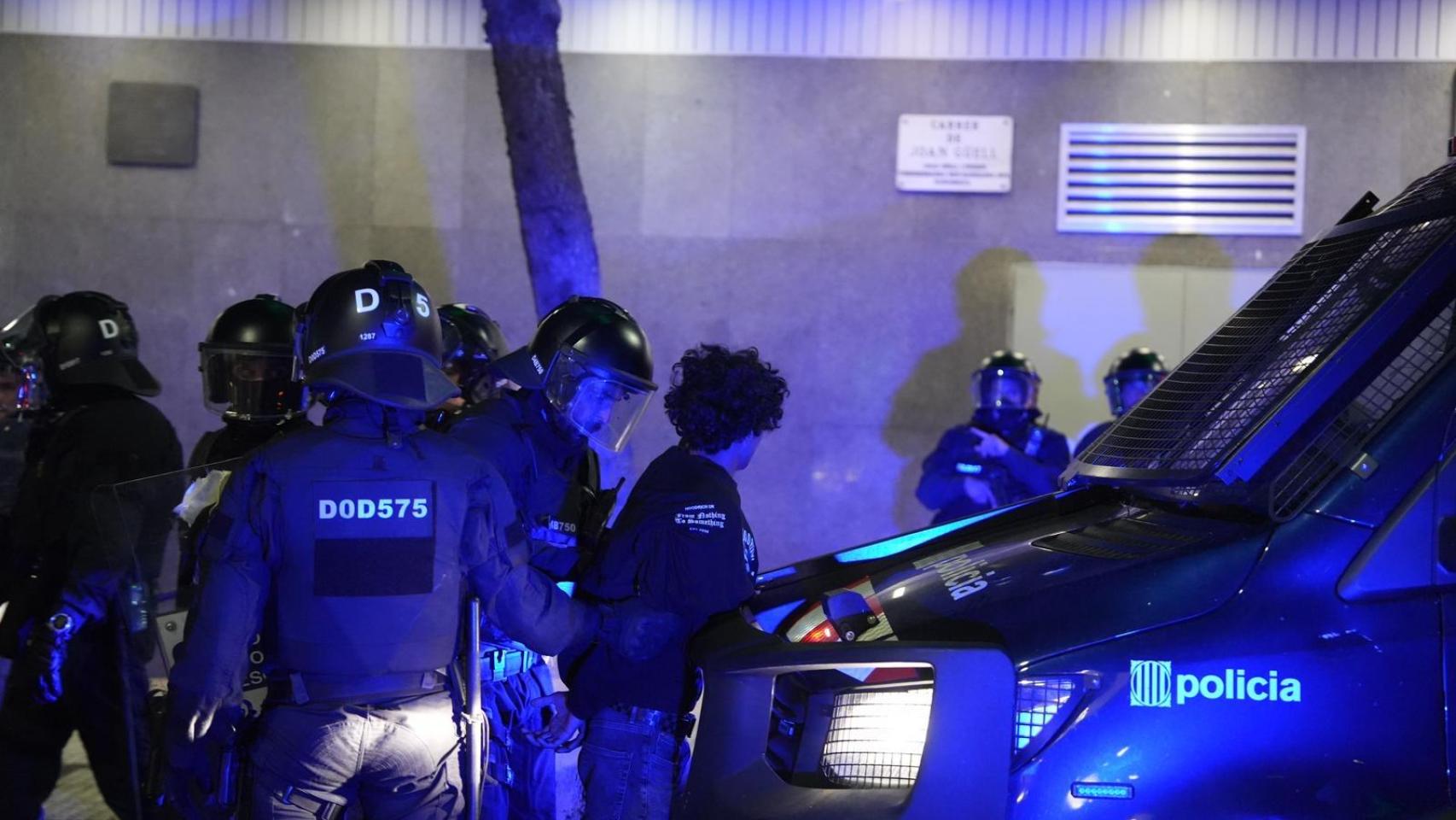 Los Mossos d'Esquadra detienen a una participante durante la manifestación