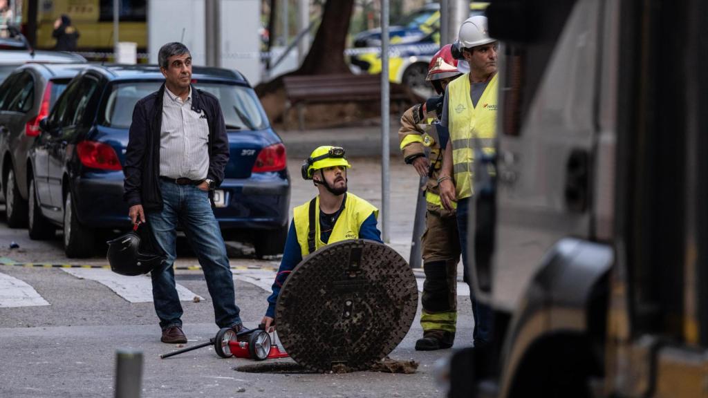 Operarios trabajan en en lugar de la explosión en L'Hospitalet