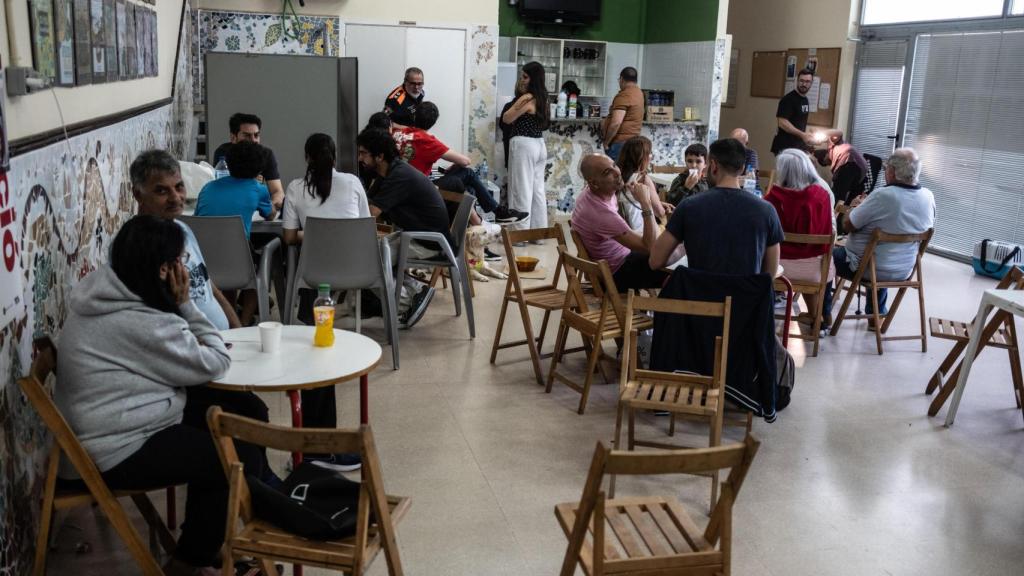 Los vecinos evacuados tras la fuga de gas en L'Hopsitalet de Llobregat esperan en el centro cívico a que los bomberos les dejen regresar a sus viviendas