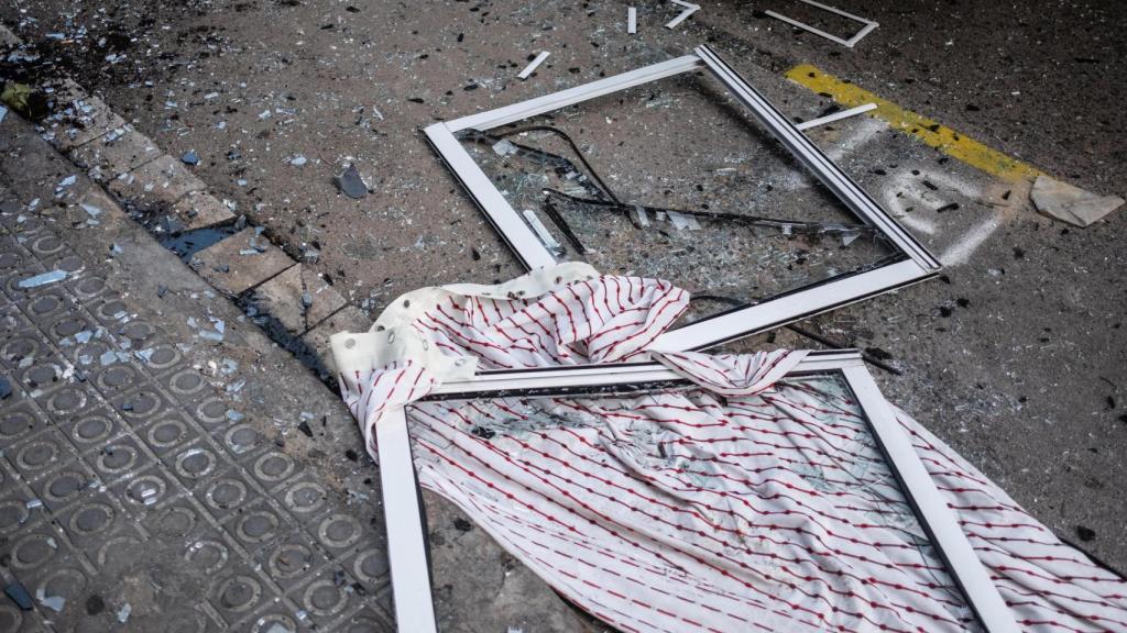 Ventanas y cristales rotos frente al bloque de viviendas de la calle Blas Fernández Lirola, número 80, tras la fuga de gas