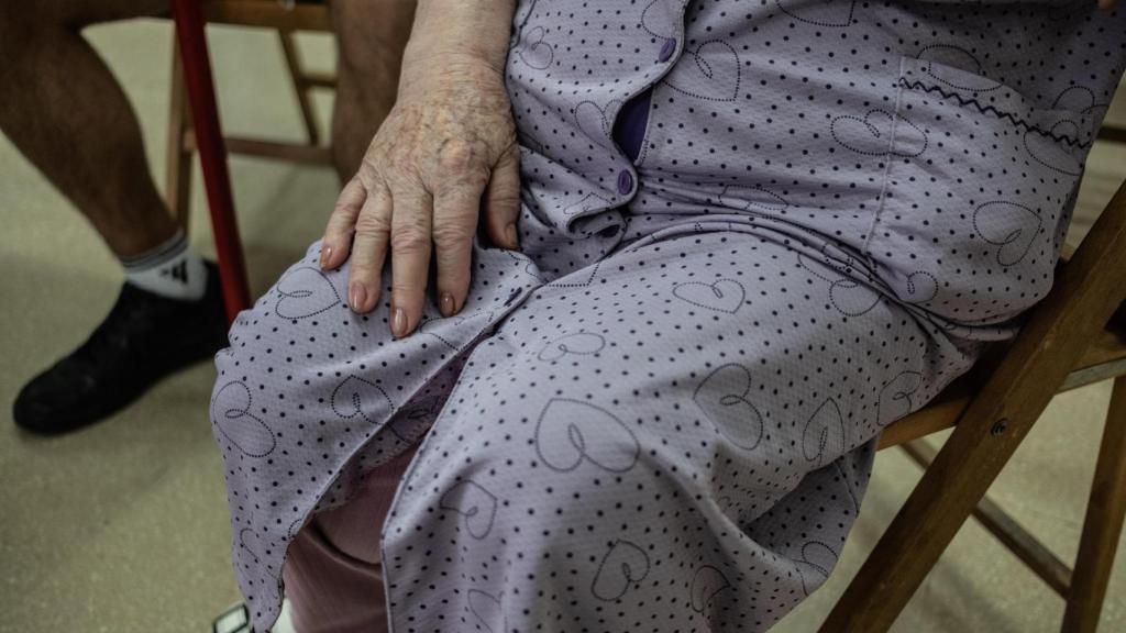 Una mujer mayor espera, en pijama, en el centro cívico de Gran Via Sud a regresar a su casa tras ser evacuada por la fuga de gas en L'Hospitalet