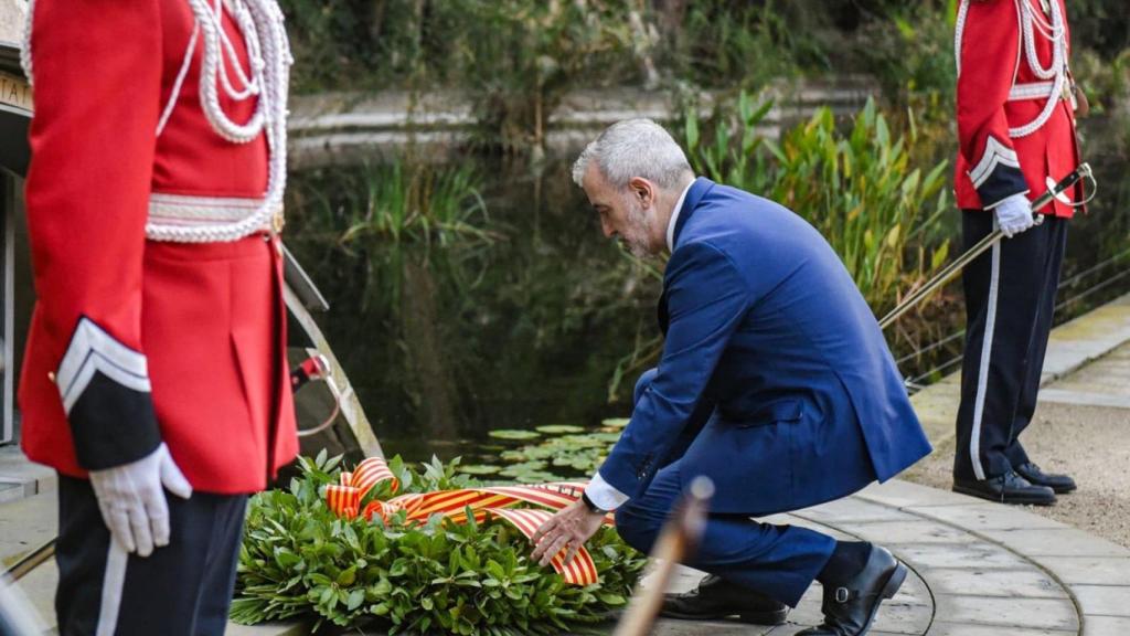 El alcalde de Barcelona, Jaume Collboni, en la ofrenda a la tumba del expresidente Lluís Companys, en el 85 aniversario de su fusilamiento