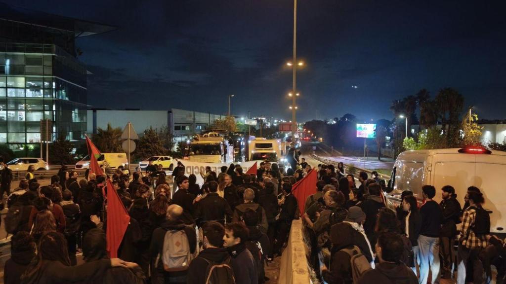 Cortada la Ronda Litoral a la altura de Zona Franca