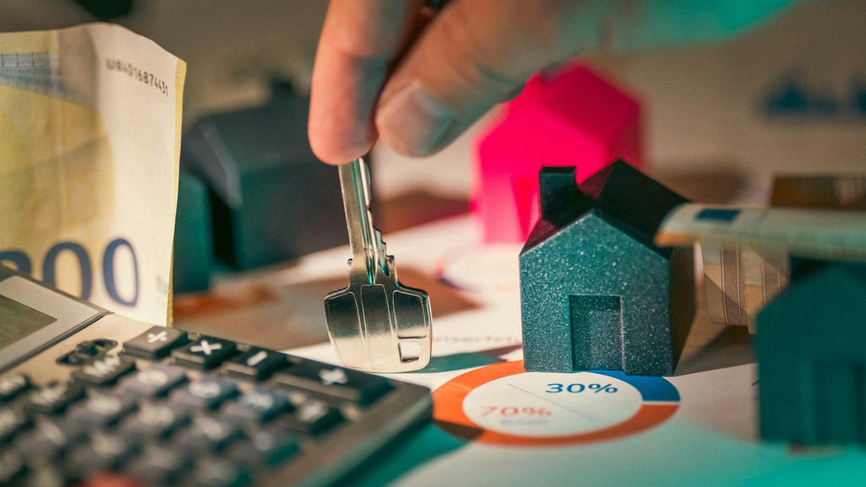 Llave, dinero y calculadora