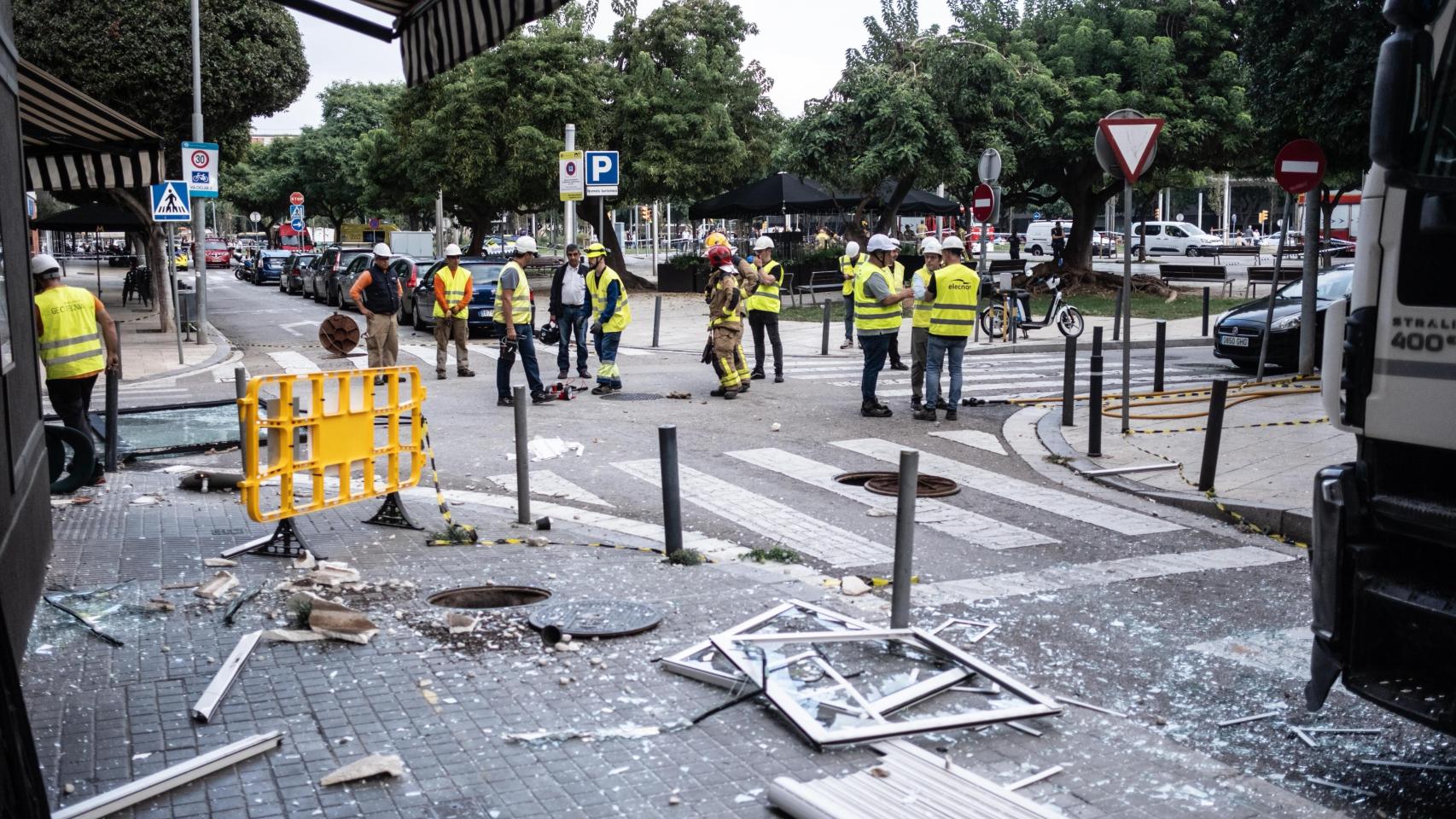 Bomberos en la intervención de la fuga de gas de L'Hospitalet