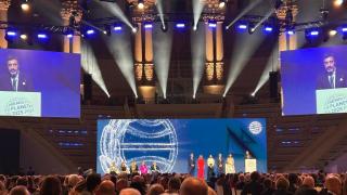 Juan del Val recogiendo el premio en la gala del Premio Planeta 2025