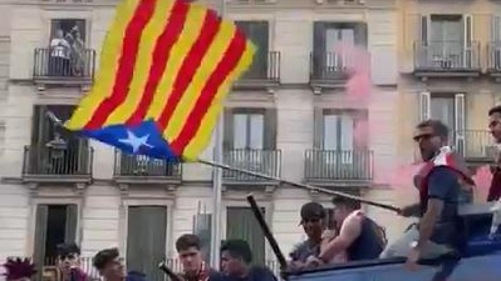 Iñigo Martínez ondea la estelada en la rúa del Barça