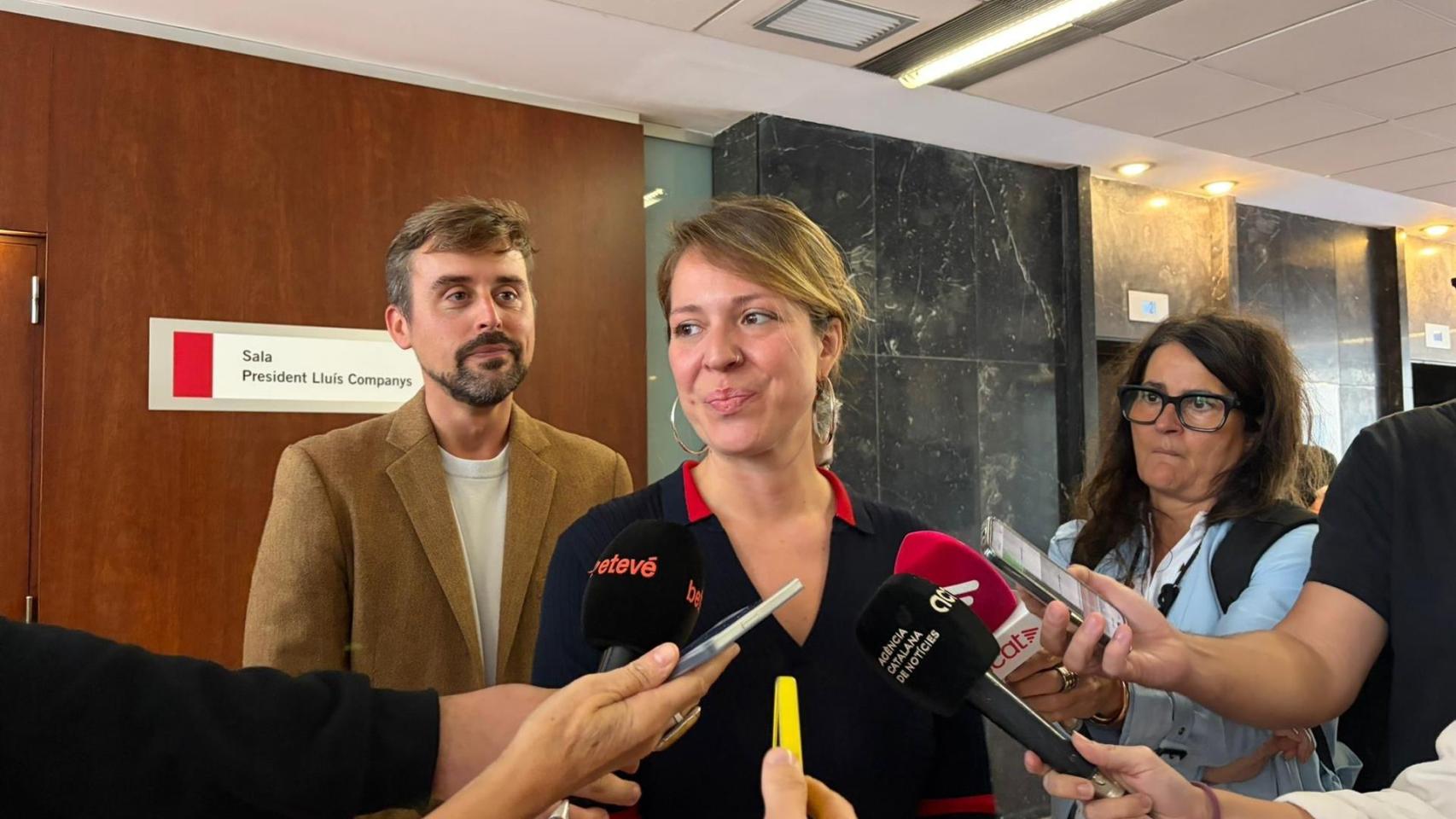 La líder de BComú en el Ayuntamiento de Barcelona, Janet Sanz, atiende a los medios este jueves