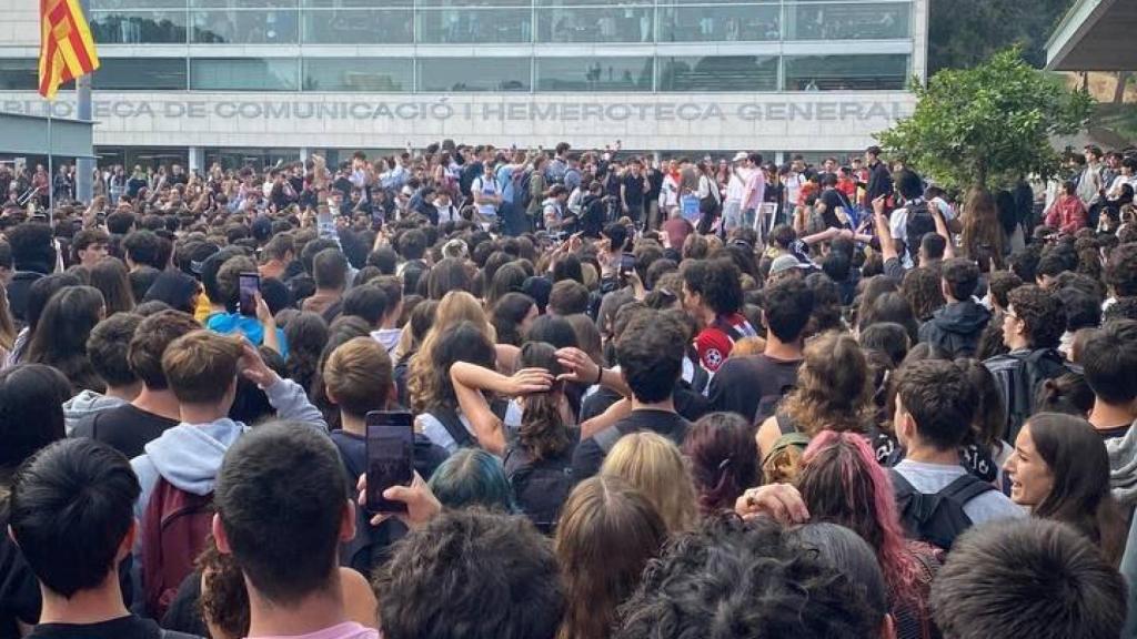 Estudiants a la UAB esperant l'arribada de Vito Quiles