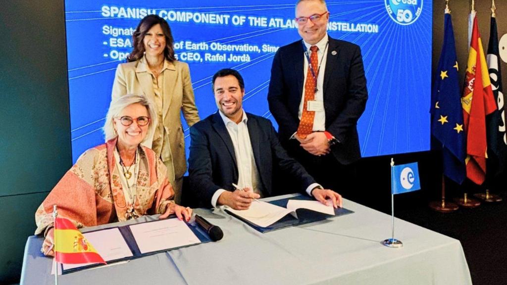 La empresa Open Cosmos durante la firma