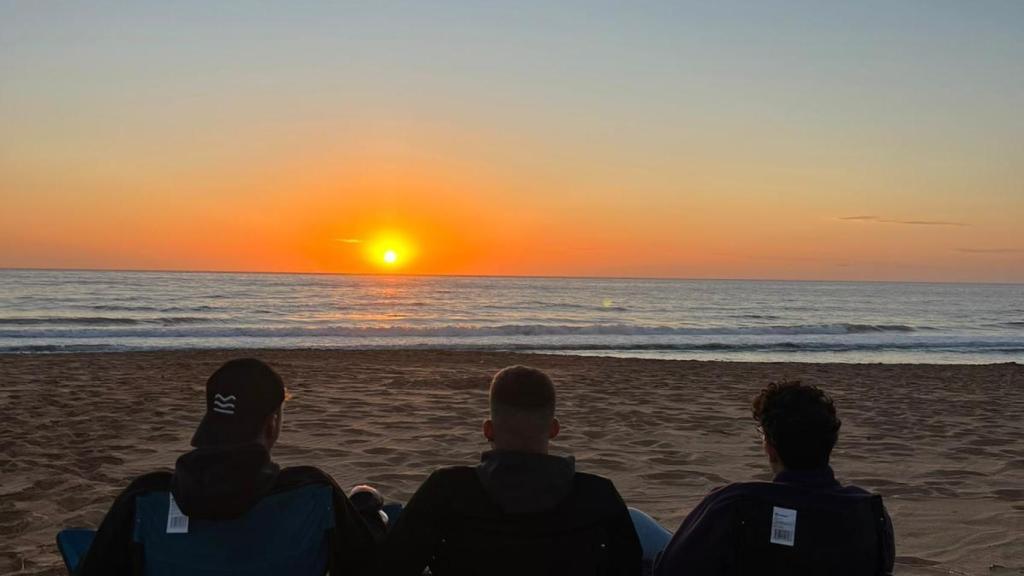 Imagen de Zaka junto a sus amigos en una playa de Australia