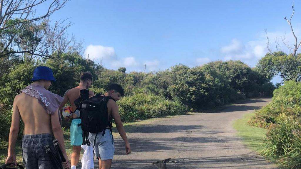 Zaka con sus amigos en una ruta en Australia
