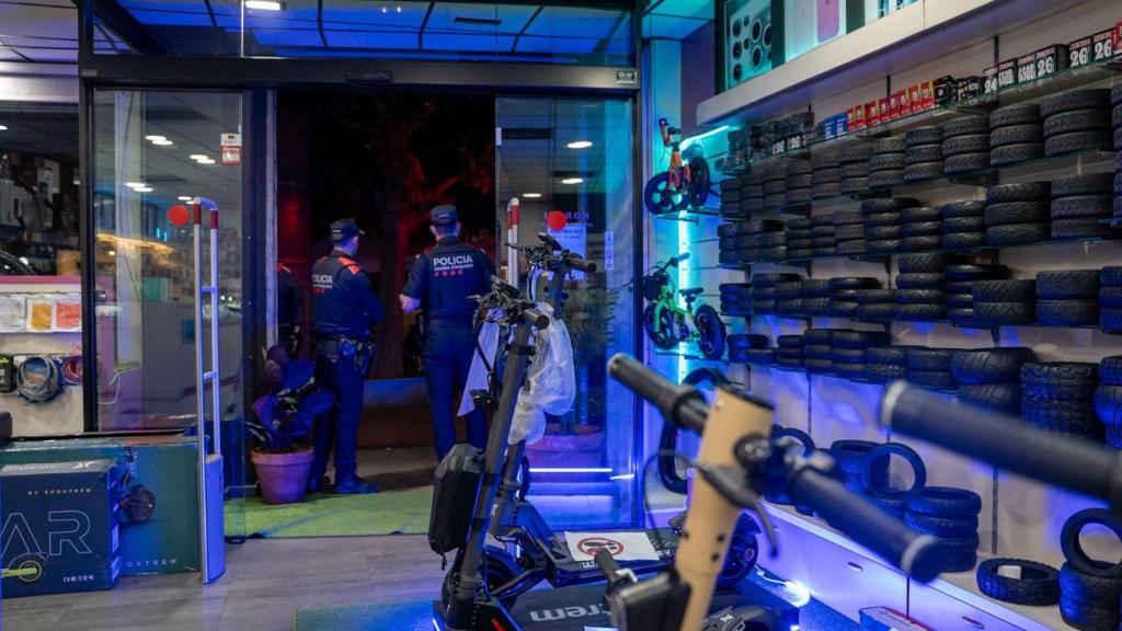 Agentes de los mossos en un locutorio de Ca n'Anglada durante el 'Pla Kanpai' en Terrassa