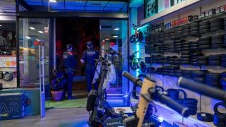 Agentes de los mossos en un locutorio de Ca n'Anglada durante el 'Pla Kanpai' en Terrassa