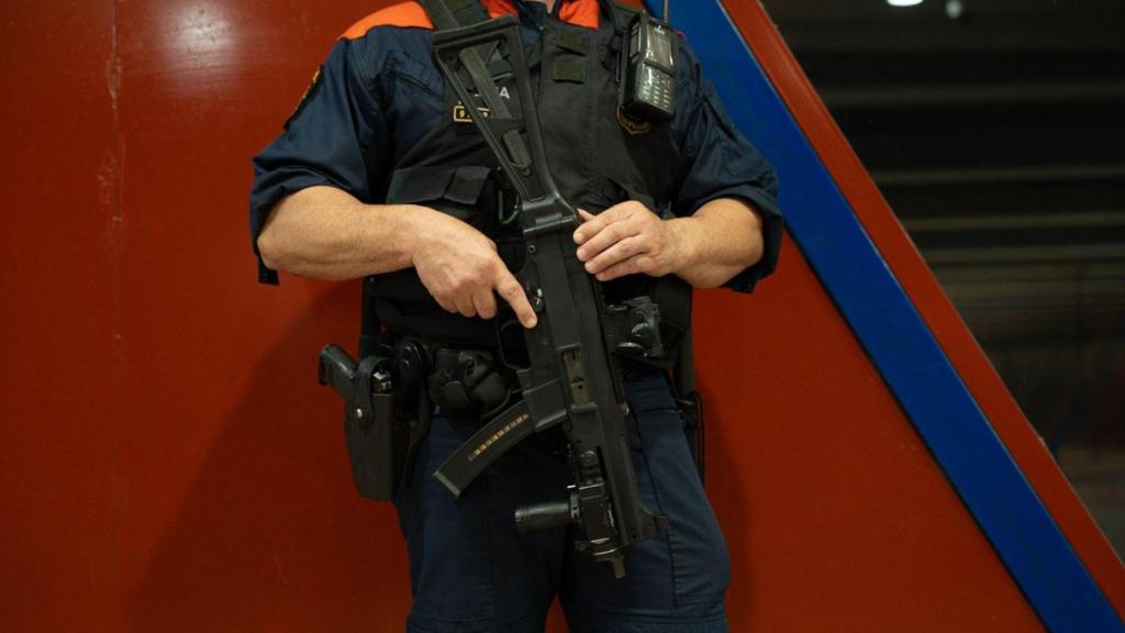 Un agente de ARRO de mossos durante el 'Pla Kanpai' en Terrassa