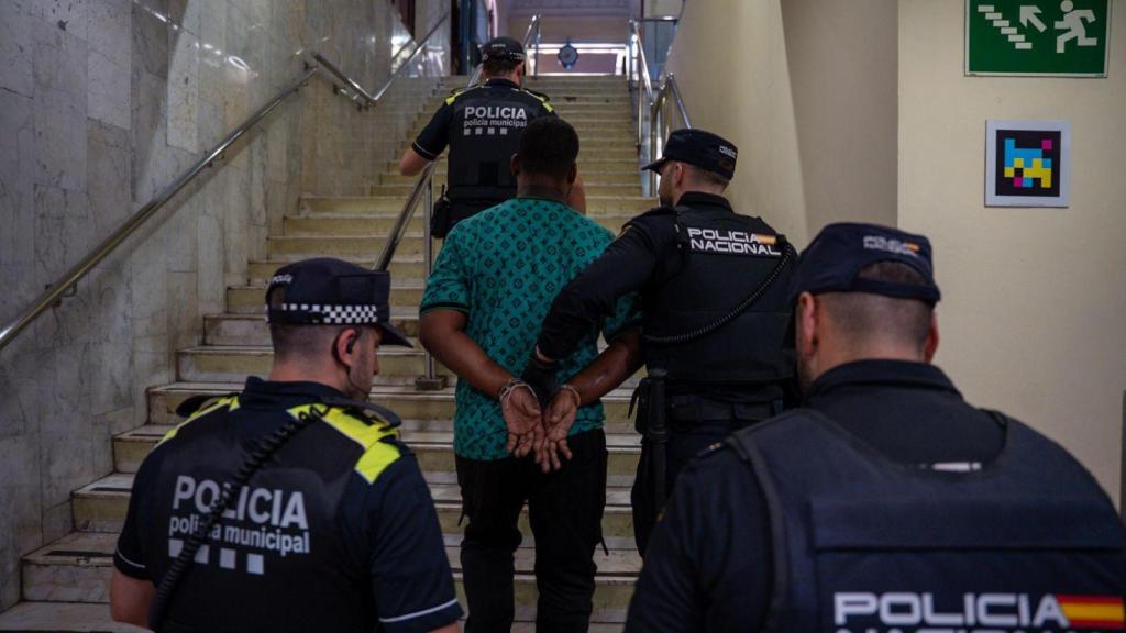 Un detenido durante el 'Pla Kanpai' en Terrassa