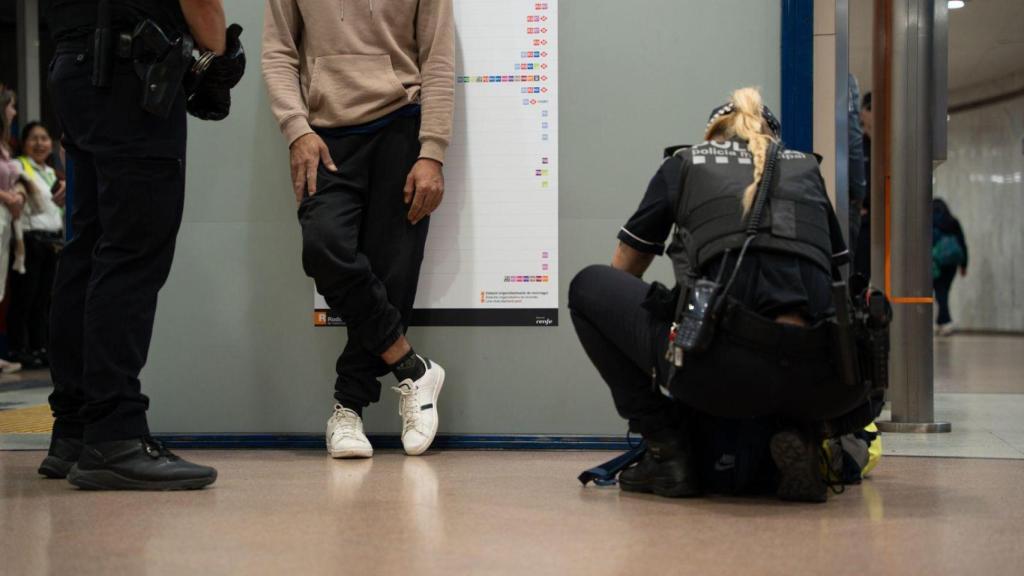 Registro de pertenencias durante el control de Renfe en el 'Pla Kanpai' de Terrassa