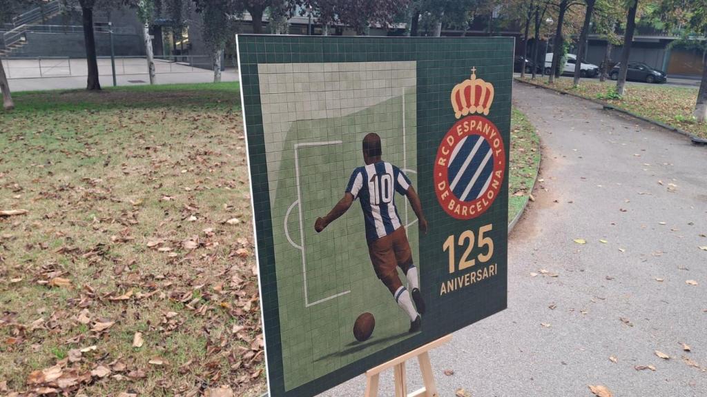 Imagen del mosaico que reclamaba instalar el PP en los jardines de Sarrià