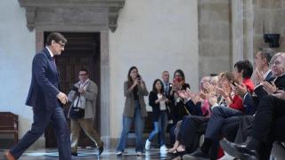 El presidente de la Generalitat, Salvador Illa, aplaudido por la ministra Isabel Rodríguez y los asistentes a la firma del protocolo de cesión de viviendas procedentes de la Sareb