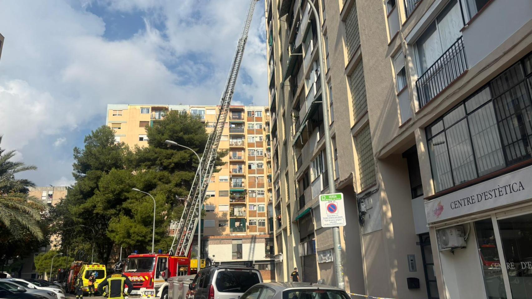 Rescate de un anciano de 91 años en Sant Martí tras sufrir una fractura de fémur
