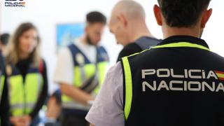 Un agente de la Policía Nacional