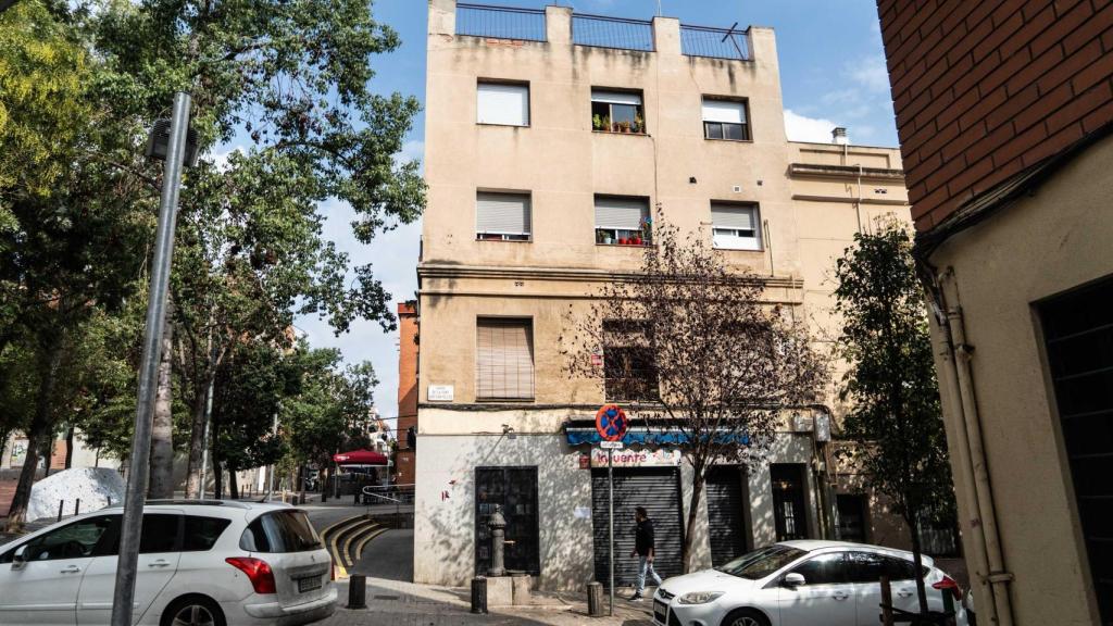 Vivenda al costat de la plaça Joan Riera de Barcelona, encara amb restes de l'incendi del passat desembre