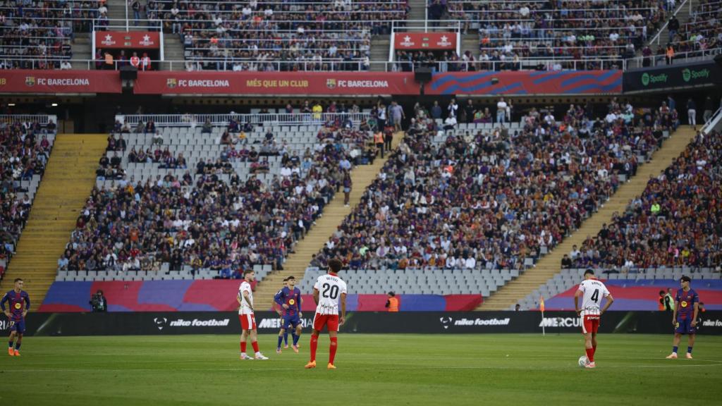 Los jugadores del Barça y del Girona detienen el inicio del derbi en Montjuïc, en protesta contra el partido de Liga en Miami