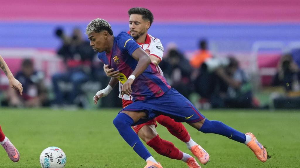 Lamine Yamal encara a Àlex Moreno en el derbi Barça-Girona