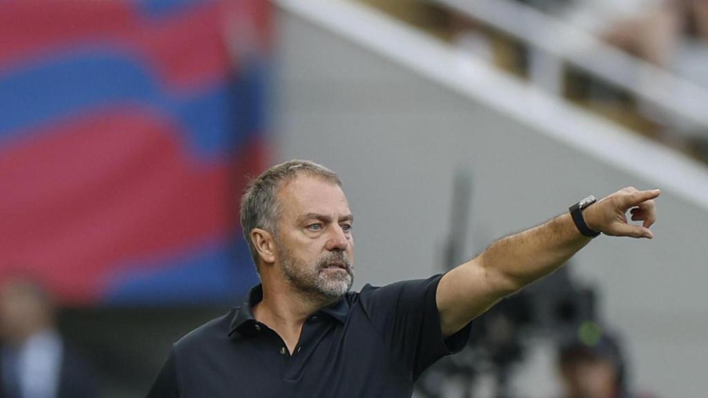 Hansi Flick da órdenes a sus futbolistas