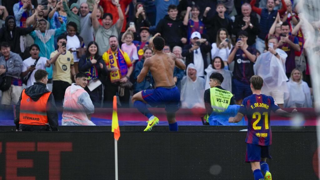 Ronald Araujo se quita la camiseta eufórico tras marcar el gol de la victoria en el derbi Barça-Girona en Montjuïc