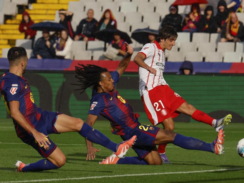 Bryan Gil tira a portería en el Barça-Girona