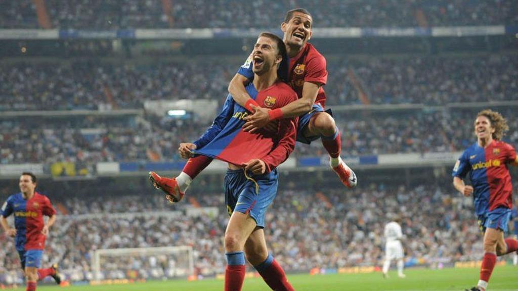 Gerard Piqué celebra su gol en la paliza 2-6 del Barça en el Santiago Bernabéu