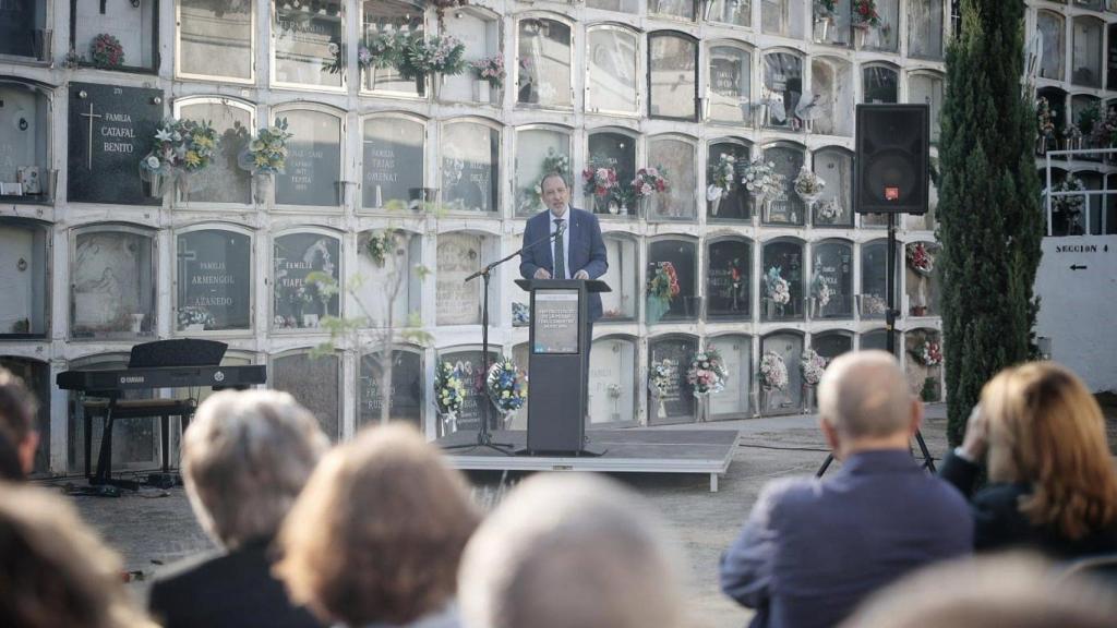 Intervención del conseller Ramon Espadaler durante el acto para incluir el cementerio de Montcada i Reixac (Barcelona) a la red de espacios de Memòria Democràtica
