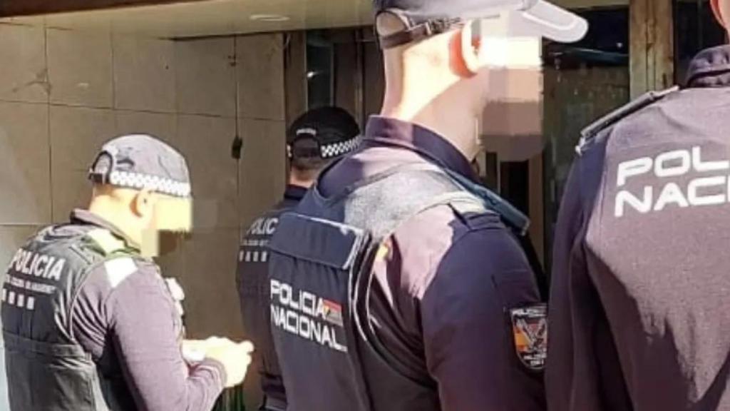 Los agentes visitando el bar sospechoso de generar molestias