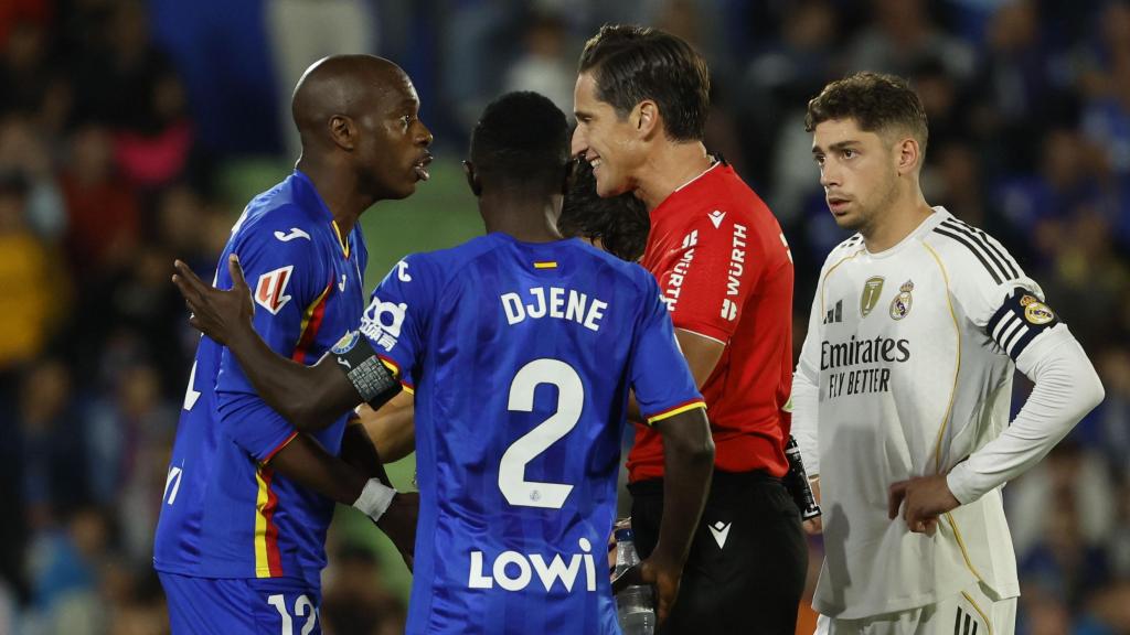 Allan Nyom protesta su expulsión ante Munuera Montero en el Getafe-Real Madrid