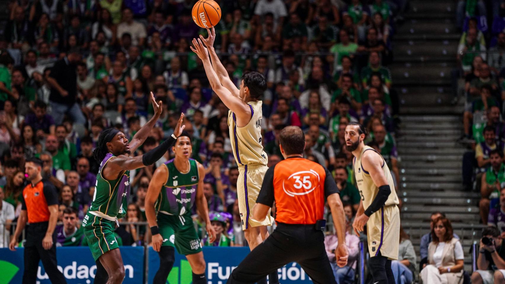 Juani Marcos se destapa con un triple en el Unicaja-Barça de basket de Liga ACB